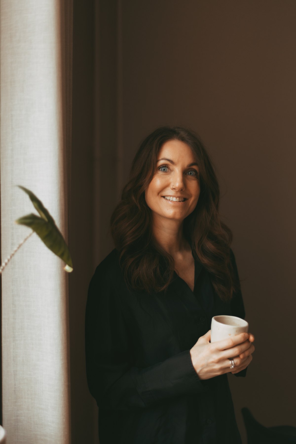 Frisør Bettina Spendrup Graulund med en kop kaffe i salonen i Aarhus